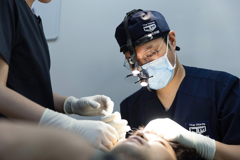비절개모발이식 수술 중인 윤종진 대표원장 이미지